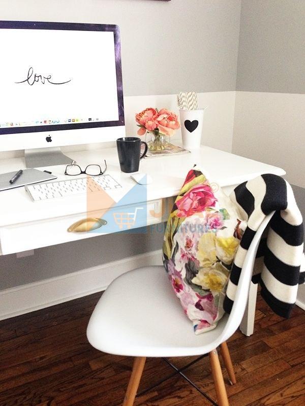 bantal dan kursi kantor