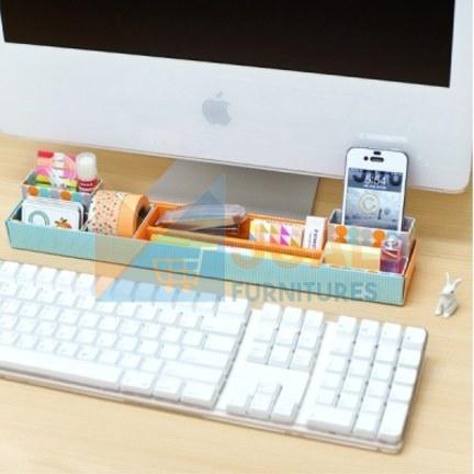 organizer kecil di meja kerja
